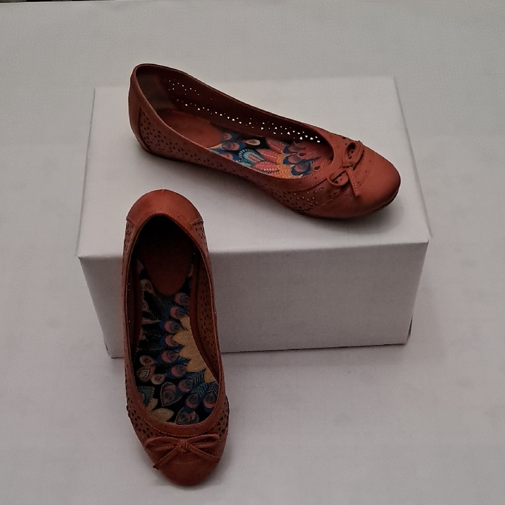 Coach and Four Women's Size 7.5 Orange Flats with Bow